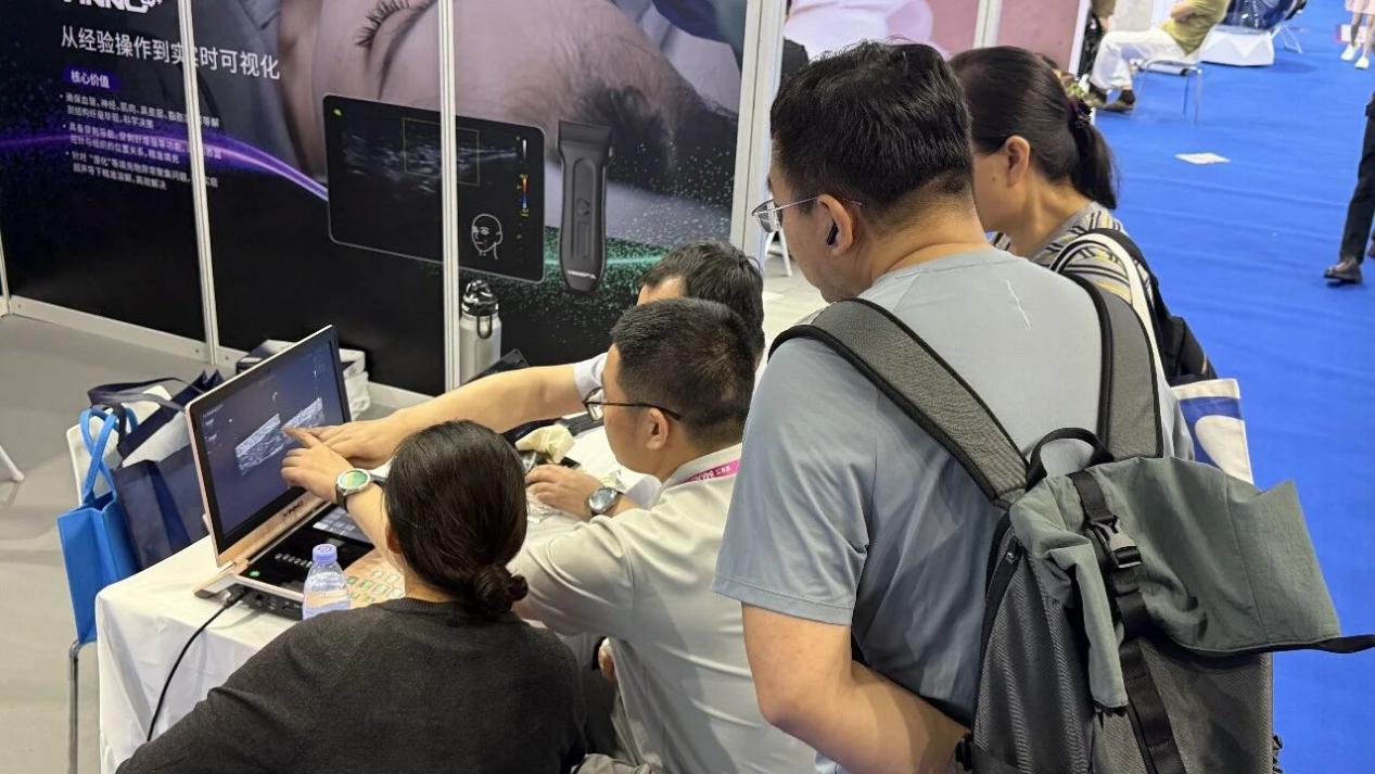 Cross-specialty discussion at booth